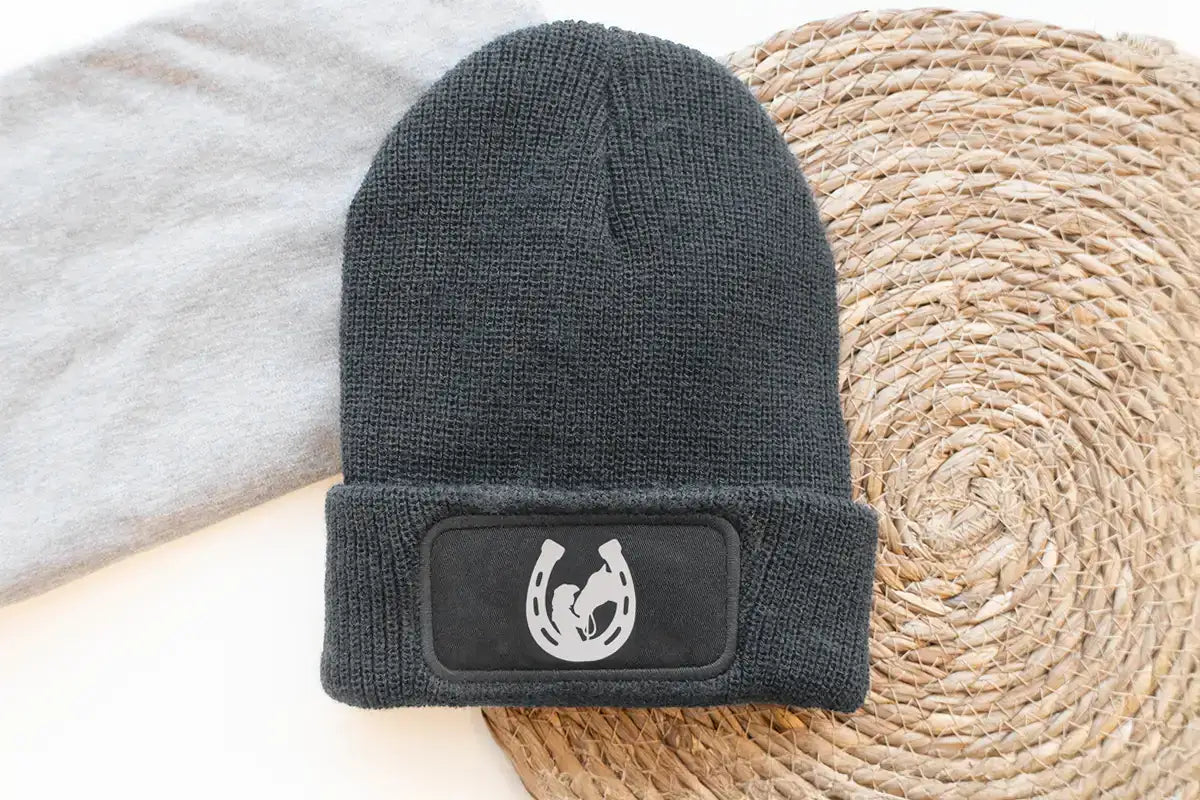 Mütze für Reiter, Reitsportbekleidung, Reitbekleidung, Mütze mit Pferdemotiv, personalisiert, Pferdenamen, Reitsportartikel, Geschenk für Reiter, Pferde Reitsportfachgeschäft, Reitsportbedarf Ratingen, Mettmann, Düsseldorf, Pferdeliebhaber, personalisierte Reitsportartikel, 