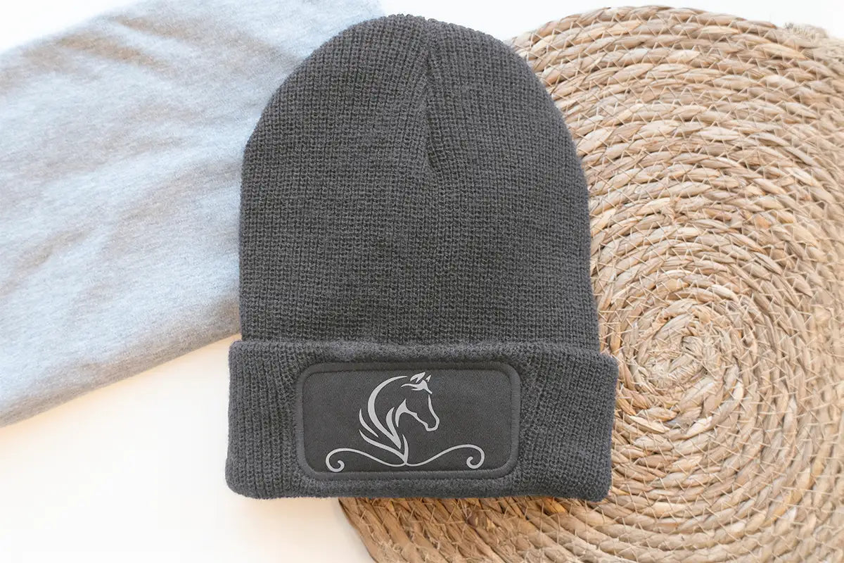 Graue gefütterte Strickmütze mit Pferdekopf