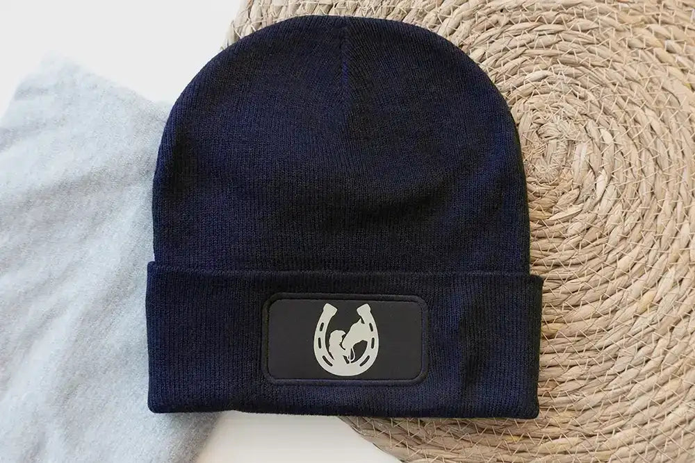 Dunkelblaue Strickmütze mit Pferdemotiv