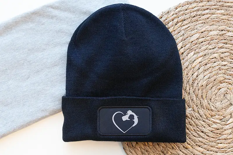Navy Wintermütze mit Pferdekopf-Aufnäher
