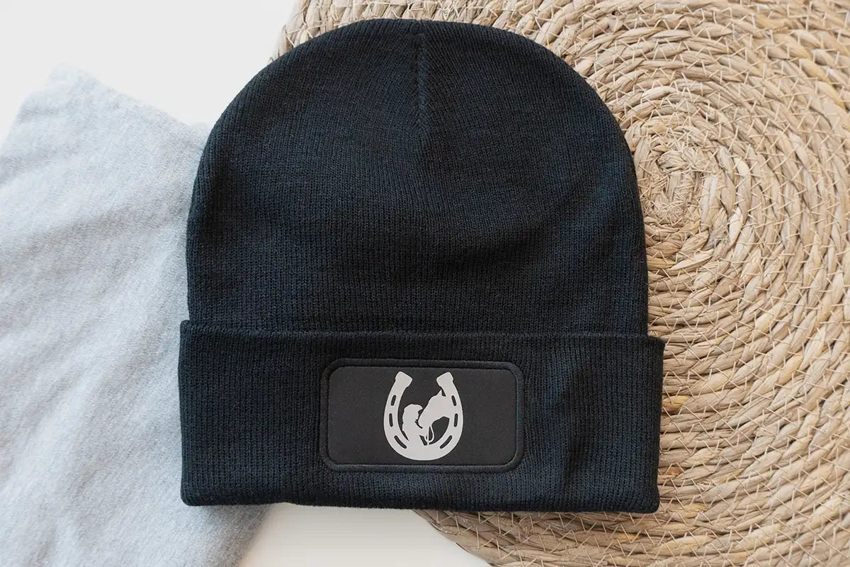 Schwarze Mütze mit edlem Pferdekopf-Patch – Geschenk für Reiterinnen