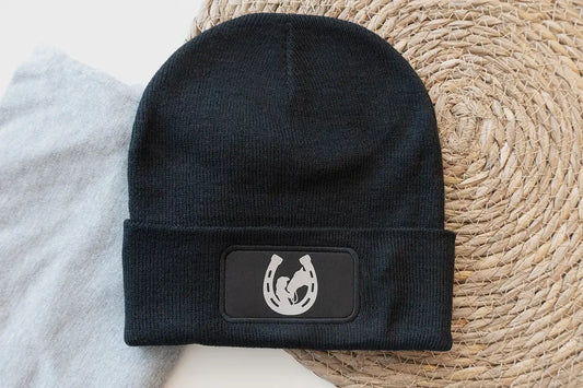 Mütze für Reiter, Reitsportbekleidung, Reitbekleidung, Mütze mit Pferdemotiv, personalisiert, Pferdenamen, Reitsportartikel, Geschenk für Reiter, Pferde Reitsportfachgeschäft, Reitsportbedarf Ratingen, Mettmann, Düsseldorf, Pferdeliebhaber, personalisierte Reitsportartikel, 