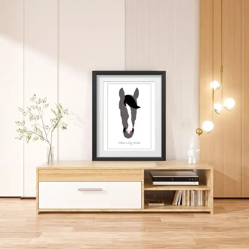 pferdeposter, poster pferd, silhouettenposter pferd, pferdeposter silhouette, silhouette pferd personalisiert, blässe pferd, geschenidee für pferdeliebhaber, reiter, geschenk, pferdesign, pferdemotiv, personalisierte silhouette pferd, interior, horsedesign