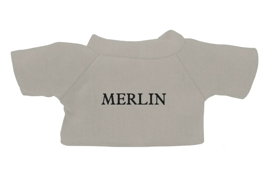 Sitzendes Pferdeplüschtier für Kinder mit weichem Fell und realistischer Optik mit Pulli personalisiert mit Namen.