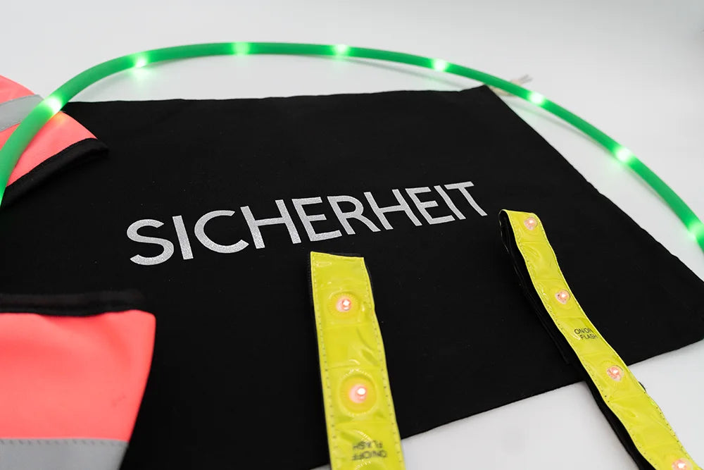 Hochwertige Baumwolltasche mit Aufdruck für reflektierende Pferdeutensilien und Sicherheitsaccessoires – stilvolle, nachhaltige Tasche von Pferdedesign.de für Reiter, die Ordnung und Sicherheit im Stall schätzen. Mit Glitteraufdruck in Silber.