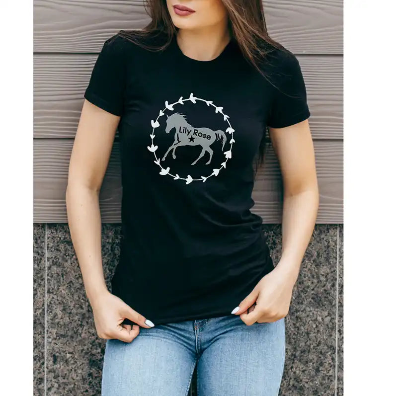Personalisiertes T-Shirt mit Wunschnamen des Pferdes, getragen
