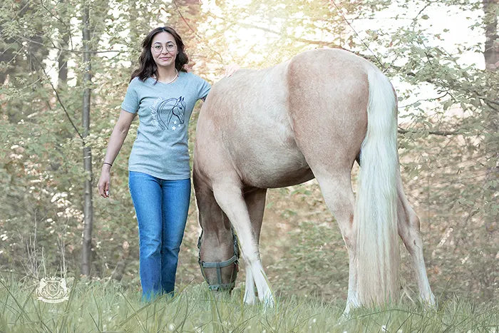 Reiterin im T-Shirt The art of riding mit ihrem hellen Pferd