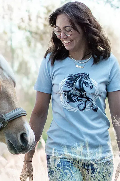 Frau im hellblauen T-Shirt enjoy the moment mit Pferdemotiv