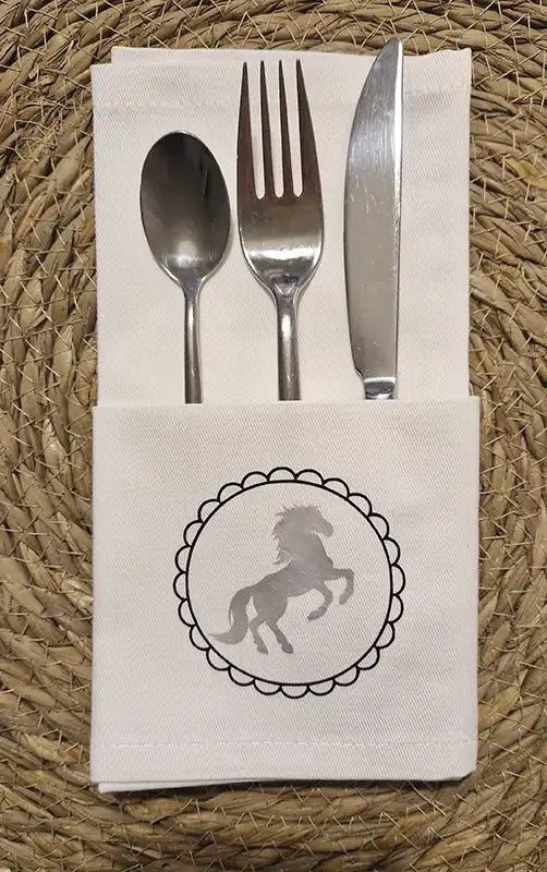 Serviette im Pferdedesign mit Besteck gefaltet